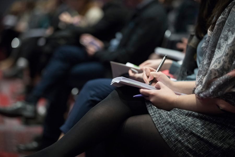 Personas tomando notas durante una capacitación