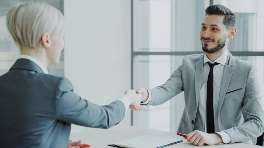 Dos profesionales dándose la mano tras un acuerdo