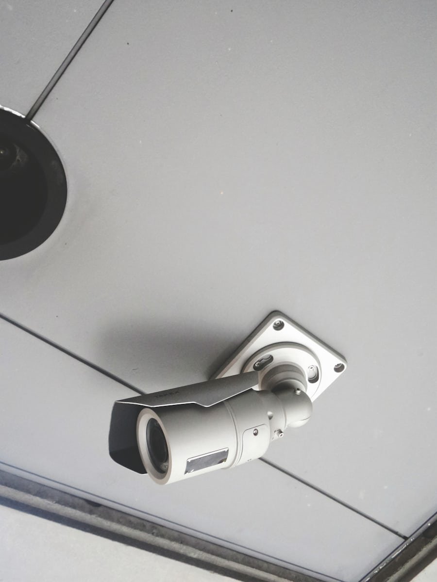 Cámara de videovigilancia instalada en un cielorraso